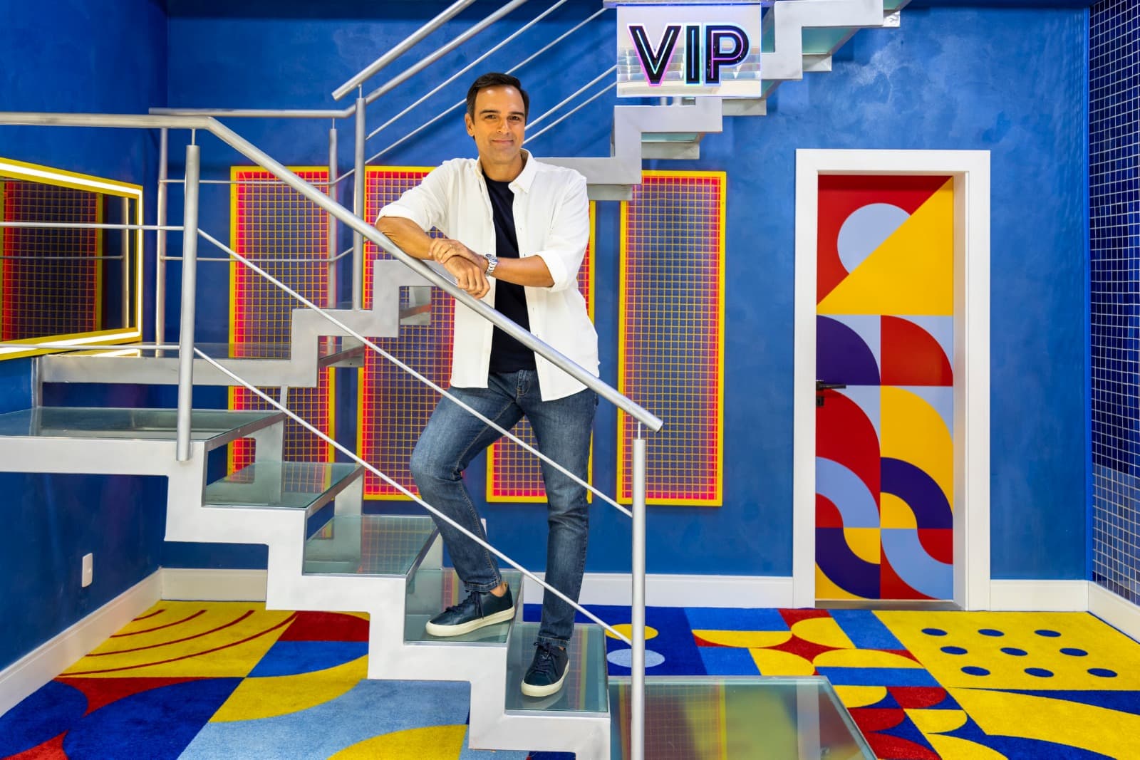 Tadeu Schmidt mostra com orgulho detalhes da decoração da casa do BBB22 (Foto: Globo / Sergio Zalis)
