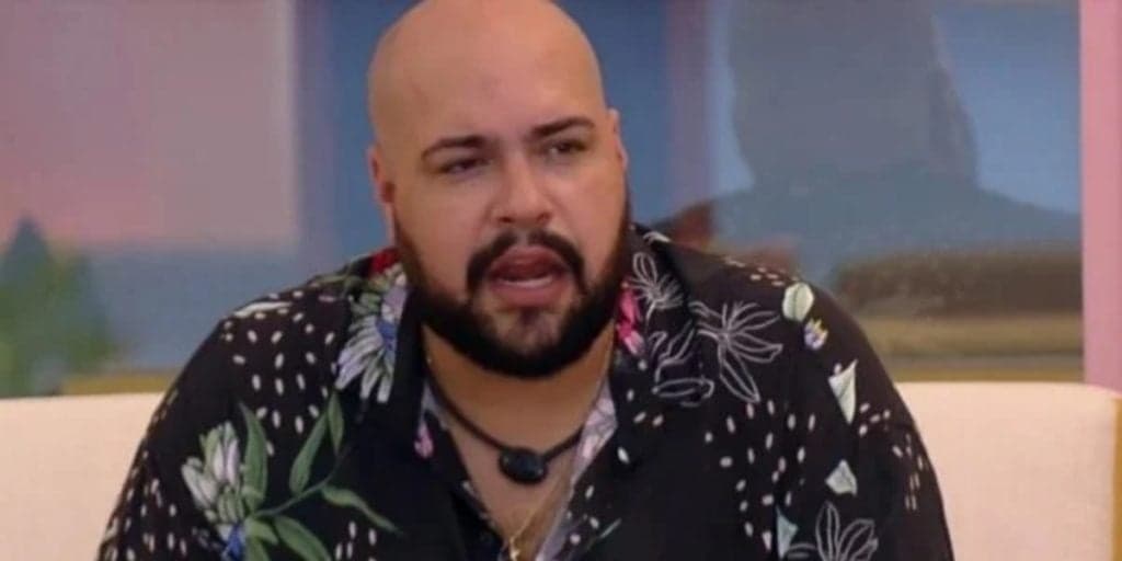 BBB22: Tiago Abravanel sente fortes dores e é acudido por colega de confinamento