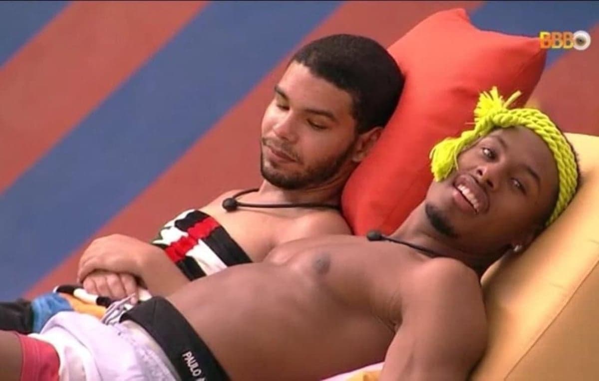 Momento em que Vyni é flagrado dando uma 'conferida' em Paulo André (Foto: Reprodução / Internet)