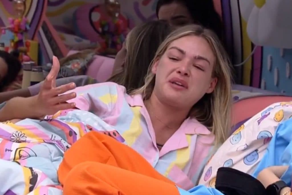 BBB22: Bárbara se desespera após brothers criticarem sua alimentação e detona: "Chega!"