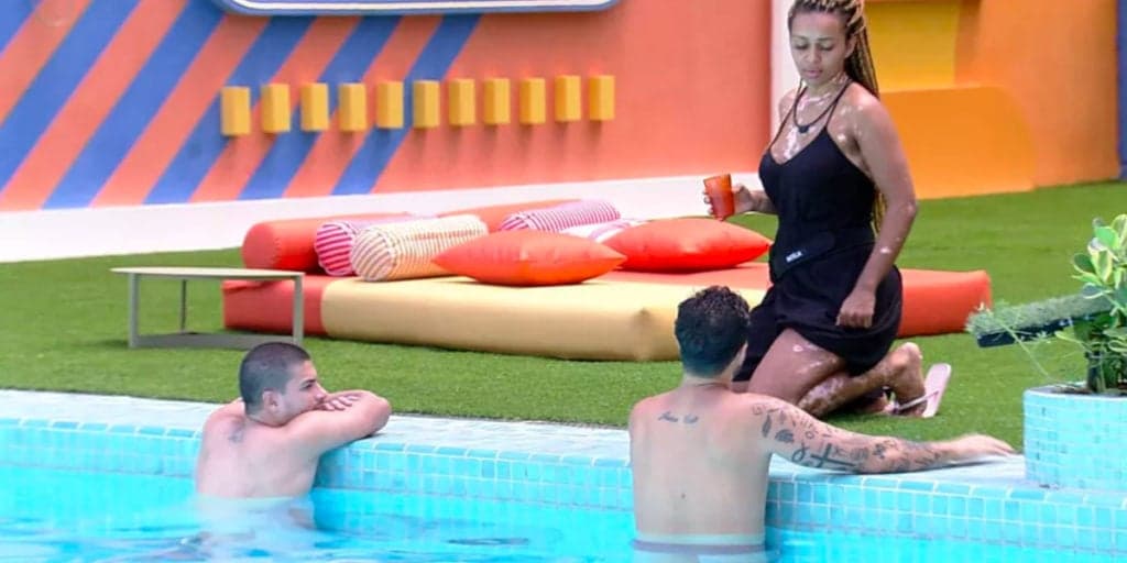 Esnobada, Natália detona Rodrigo após ter beijo negado: "Você é frouxo"