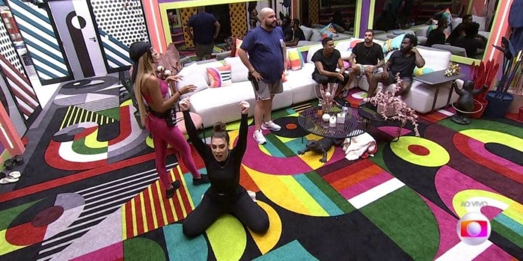 BBB22, ao vivo, tem Naiara Azevedo exigindo à produção, Tadeu dando cortada e gafe: “Nome do apresentador”