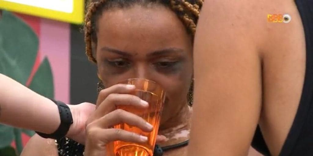 BBB22: Natália surta e desiste do BBB22 aos berros na cozinha, após ver "traição": "Aperta o botão"