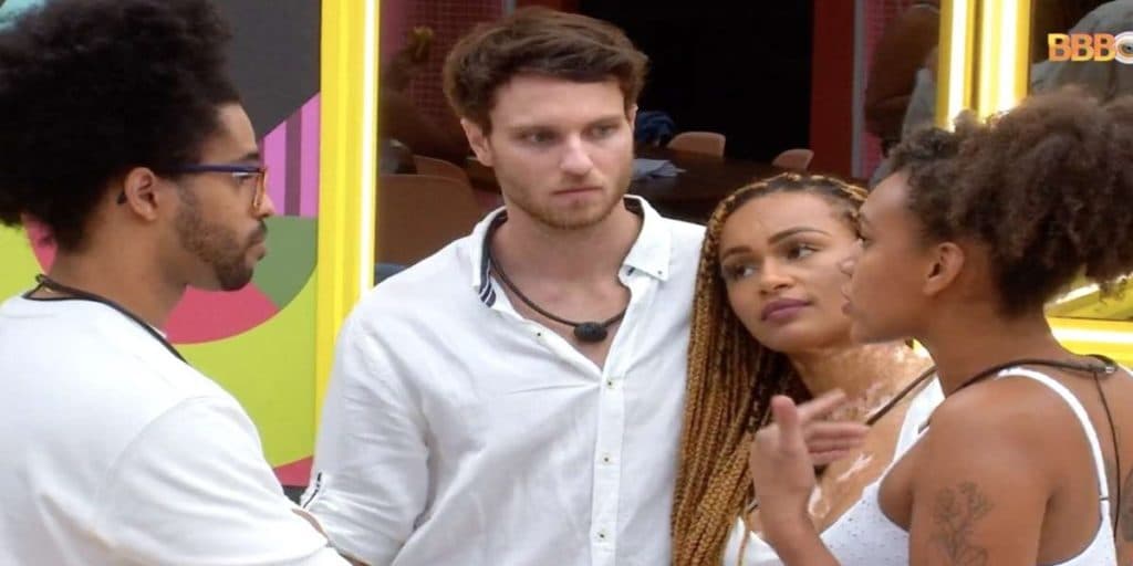 Casa do 'BBB22' pega fogo durante a madrugada com Jessilane e Luciano, brother chora e pede para sair: "quero"