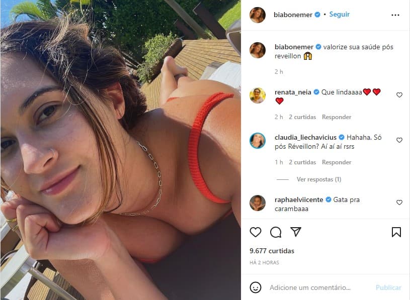 De biquíni, filha gata de Fátima Bernardes empina o bumbum - Foto: Reprodução