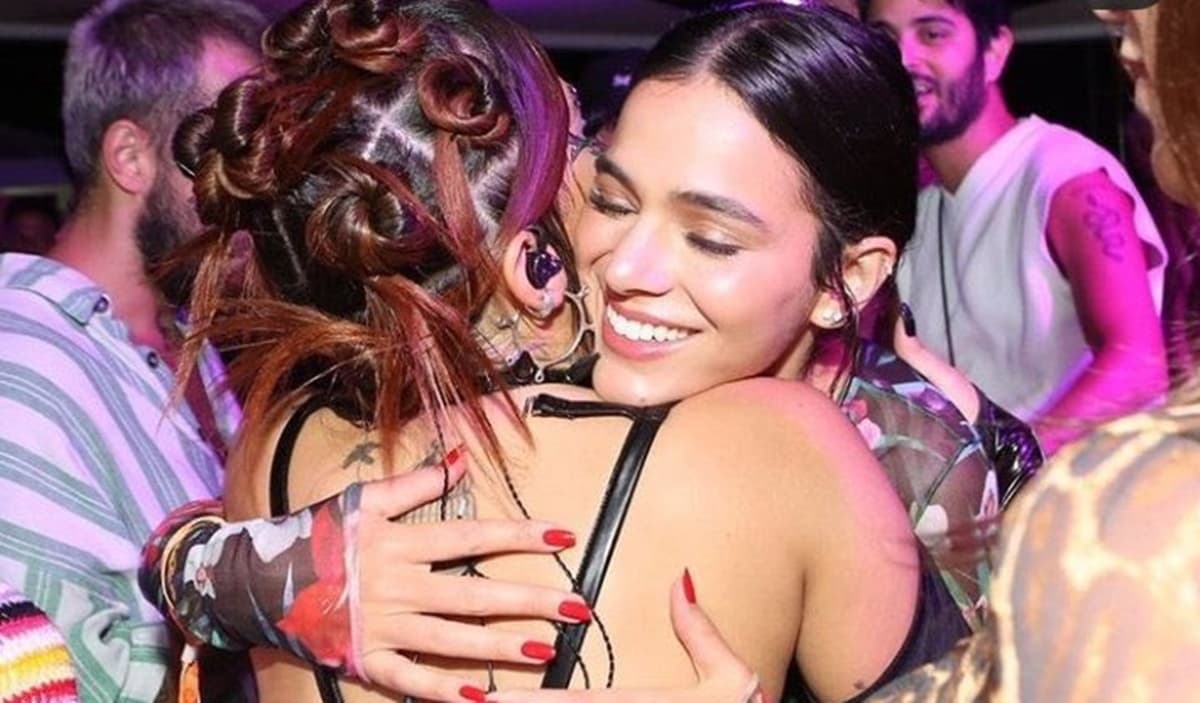 Bruna Marquezine dá abraço caloroso em Anitta (Reprodução/ Twitter) Bruna Marquezine dá abraço caloroso em Anitta (Reprodução/ Twitter)