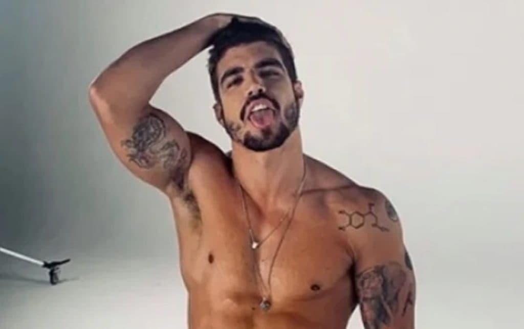 Após fim com Grazi, Caio Castro surge abraçado com rapaz de roupa íntima e parte “pubiana” à mostra