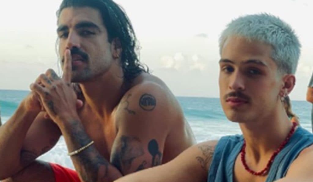 Caio Castro e João Guilherme são publicam fotos juntinhos em clima carinhoso em Noronha
