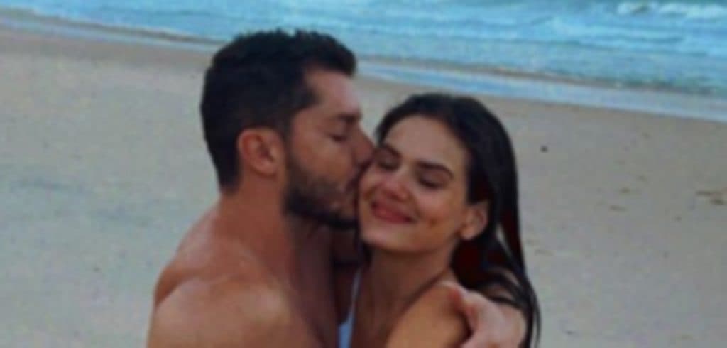 Camila Queiroz e o marido Klebber Toledo expõem clima de romance em praia deserta na web