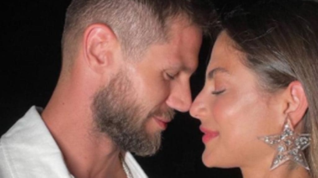 Jonas Sulzbach e Mari Gonzales, o casal de ex-BBBs crossfit, anunciaram na Virada que irão se casar