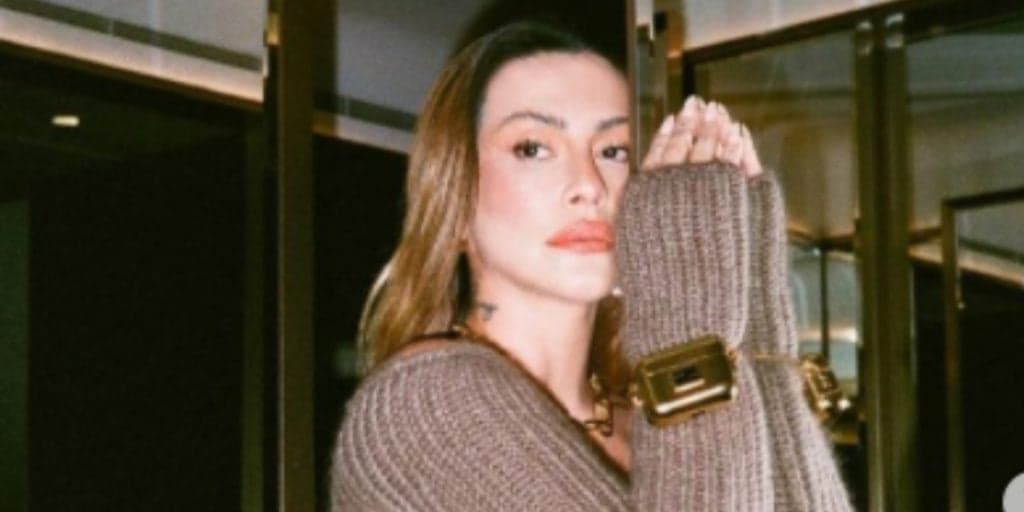 De vestido, Cleo escandaliza e  posa em foto sensual