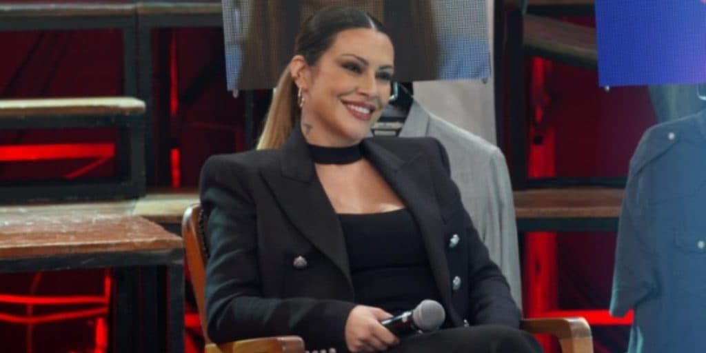 No Altas Horas, Cleo assume relacionamento com amiga e declara: "A gente se conhece há anos"