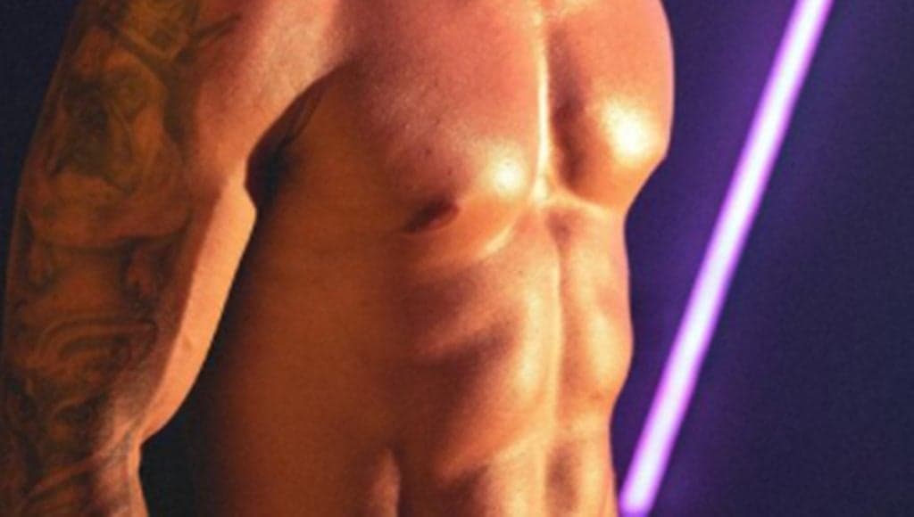 Famoso DJ chama atenção dos internautas ao publicar fotos peladão nas redes sociais