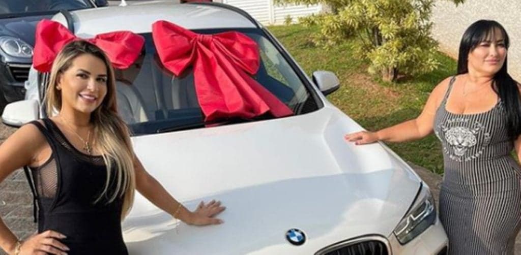 Deolane Bezerra desembolsa quase R$ 1 milhão em dois carros luxuosos e ostenta detalhes em vídeos