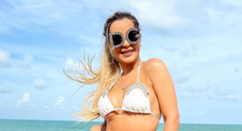 Deolane Bezerra acha que está abafando com óculos de grife mas é taxada de cafona na web