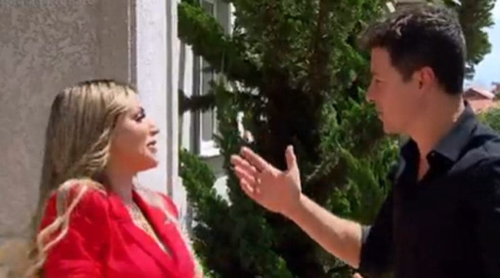Rodrigo Faro se declara à Deolane Bezerra com carro de som e 'tatua' o rosto da influenciadora no braço