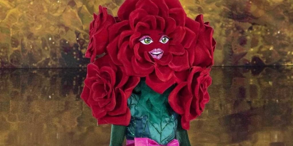 Rosa é a primeira desmascarada do The Masked Singer Brasil e faz Ivete Sangalo surtar no palco