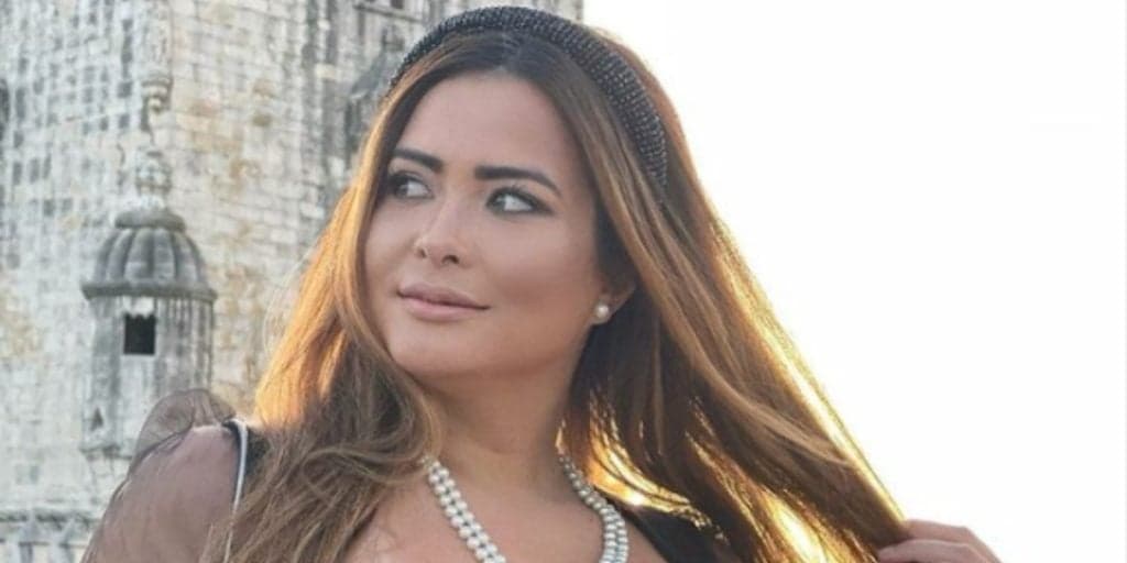 Geisy Arruda surge com fantasia erótica minúscula e exibe parte para público: "Gostosa"