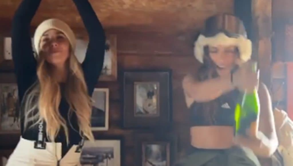 Anitta gasta uma bolada na noitada em Aspen com os amigos e deixa até gorjeta alta para os garçons do pub