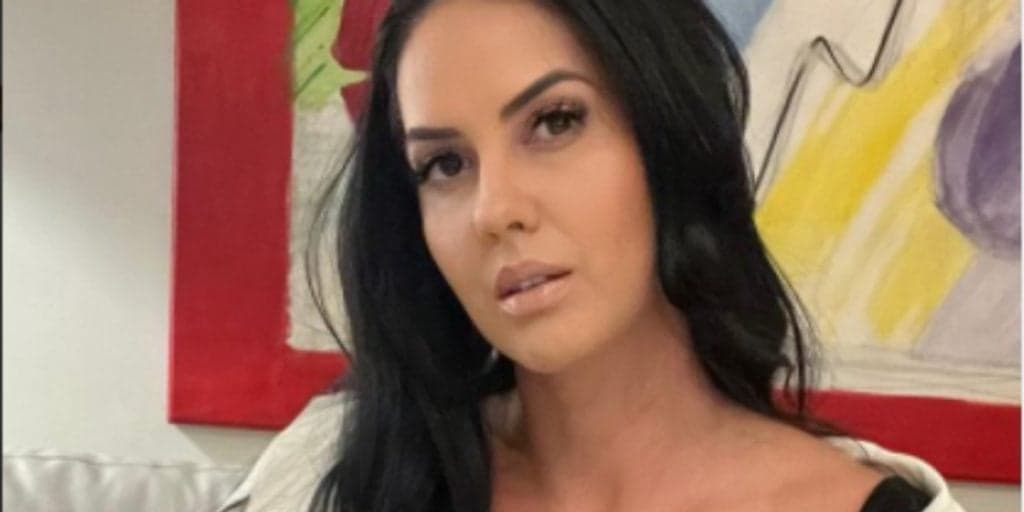 Graciele, após lidar com separação de Zezé, atola calcinha vermelha, põe mãos pra cima e confirma: “Minha”