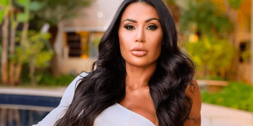 Gracyanne Barbosa posta foto abrindo espacate
