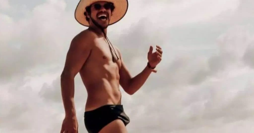José Loreto posta fotos nas redes usando apenas uma sunga preta e com a "mala" digna de dar zoom