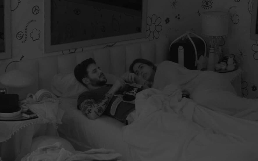 BBB22: Rodrigo desabafa com Laís, aproveita para se aproximar da sister e acabam dormindo juntos
