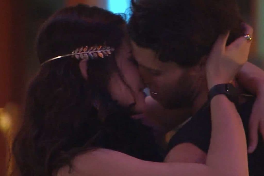 BBB22: Lucas convida Eslovênia para sua cama e o clima esquenta entre o novo casal