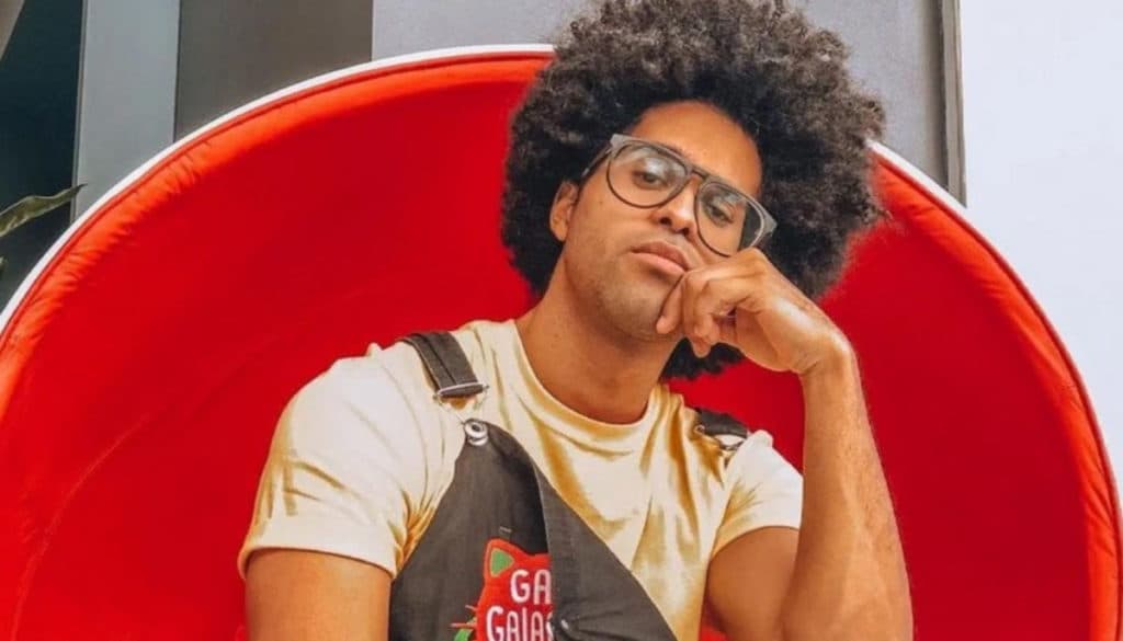 BBB22: De maiô fio dental, Luciano Estevan desfila ao som de Beyonce; Assista