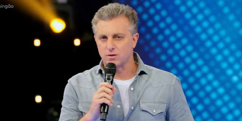 Luciano Huck entra às pressas com o Domingão e dá recado avassalador pro público: "Vai acontecer"