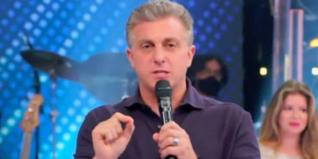 Luciano Huck toma partido, defende jornalista que sofreu com ditadura militar e detona Eduardo Bolsonaro