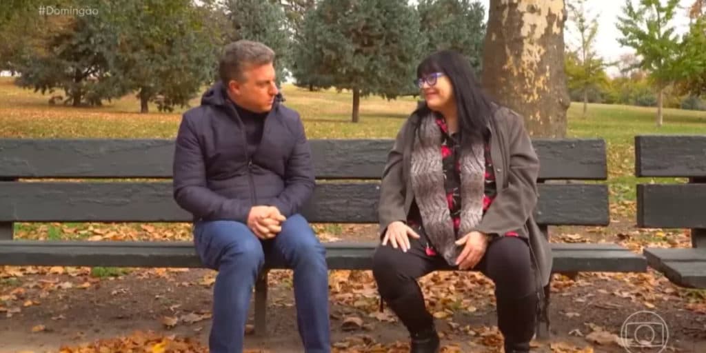 Mulher "bate" a Globo em conversa com Huck e choca ao chamar o apresentador de Silvio Santos