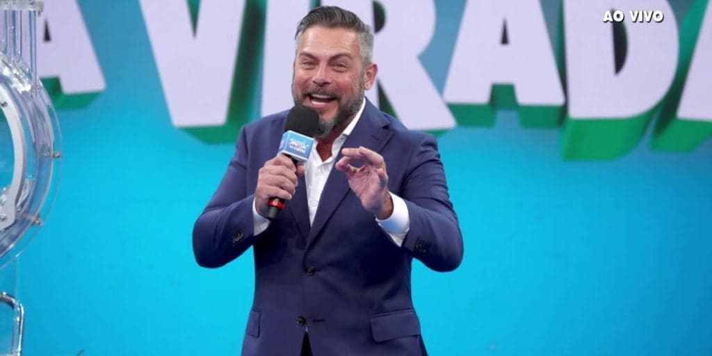 Luigi Baricelli vira piada, após aparecer na TV comandando o sorteio da Mega da Virada: "Vai sumir''