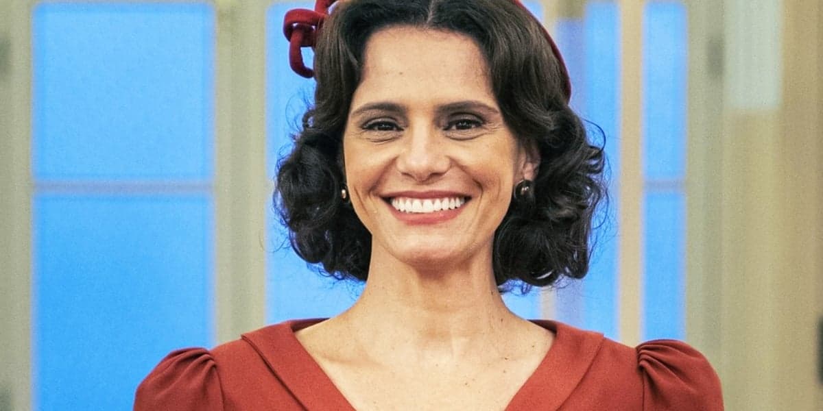 Malu Galli usa vestido vermelho e laço, cabelo curto escuro na primeira fase da novela Além da Ilusão Malu Galli usa vestido vermelho e laço, cabelo curto escuro na primeira fase da novela Além da Ilusão