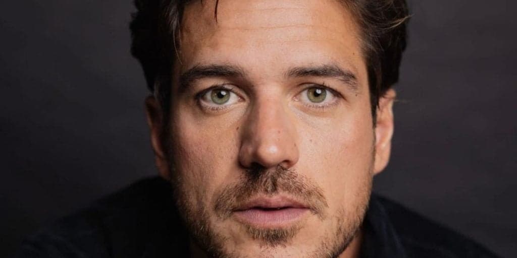Marco Pigossi é flagrado em foto ao acordar na cama