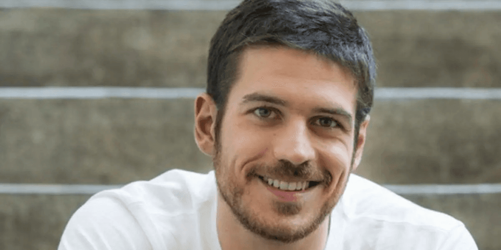 Marco Pigossi rasga o verbo e detona ordem de autor para não se revelar gay: "Uma violência"