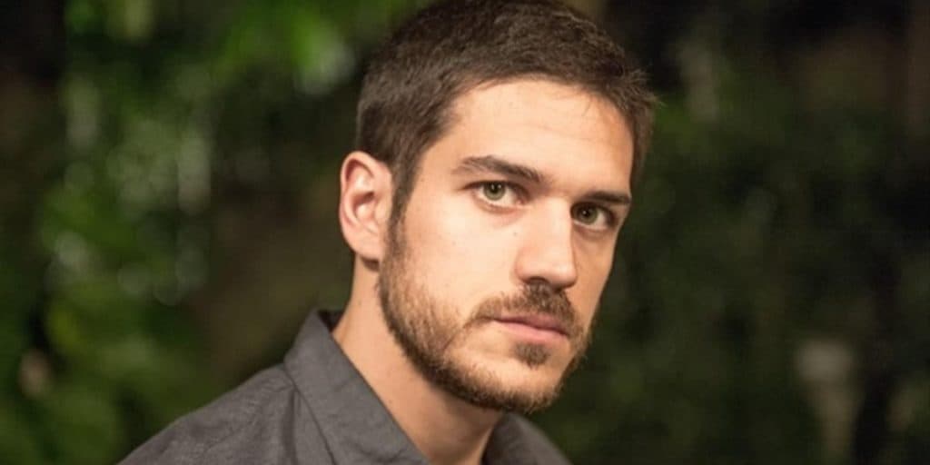 Marco Pigossi, após se assumir de vez, revela que namorou homem escondido por oito anos: "Me apaixonei"