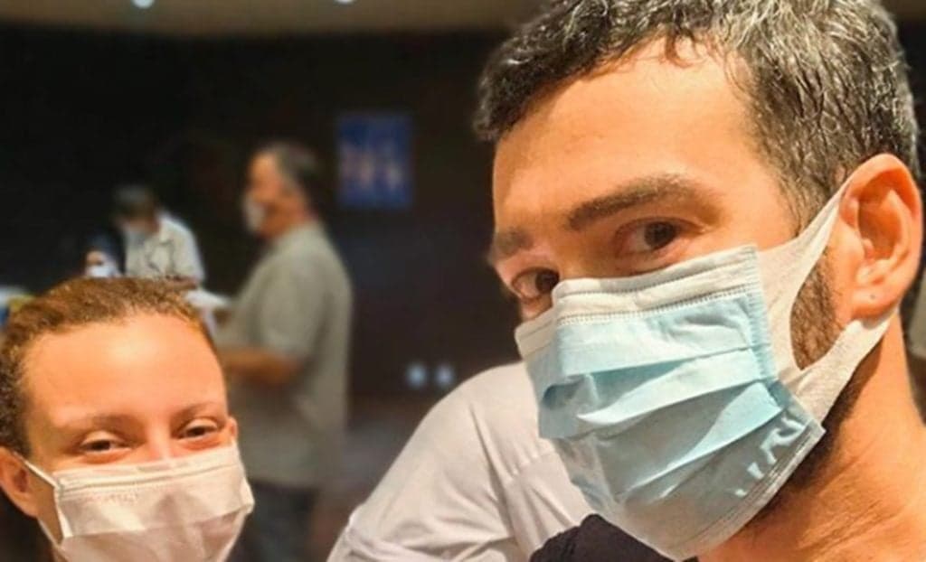 Marcos Veras toma dose de reforço contra a Covid-19 e dispara recado para Bolsonaro: "Desgoverno"