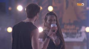 Natália ao lado de Lucas, antes de se decepcionar com o brother na festa do BBB22 (Foto: Reprodução / Globoplay)