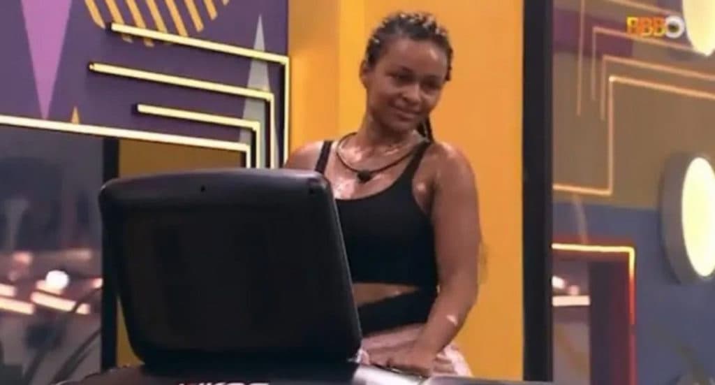 BBB22: Após crise de choro, Natália diz a Lucas o que achou do brother formar casal com Eslô