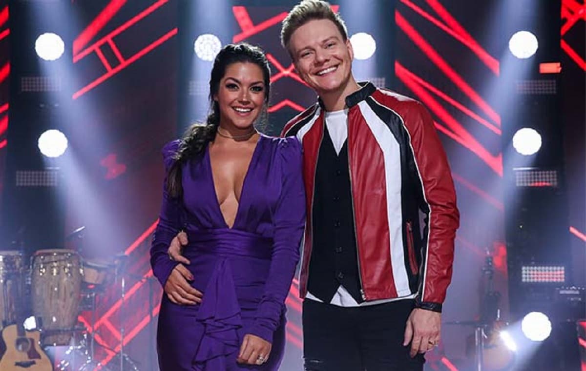 Michel Telo e Thais Fersoza no palco do The Voice