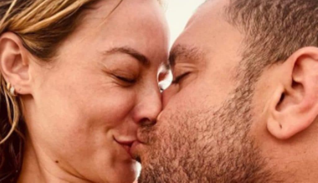 Paolla Oliveira mostra foto na cama com Diogo Nogueira na web e Tatá Werneck dispara: "Pelados?"