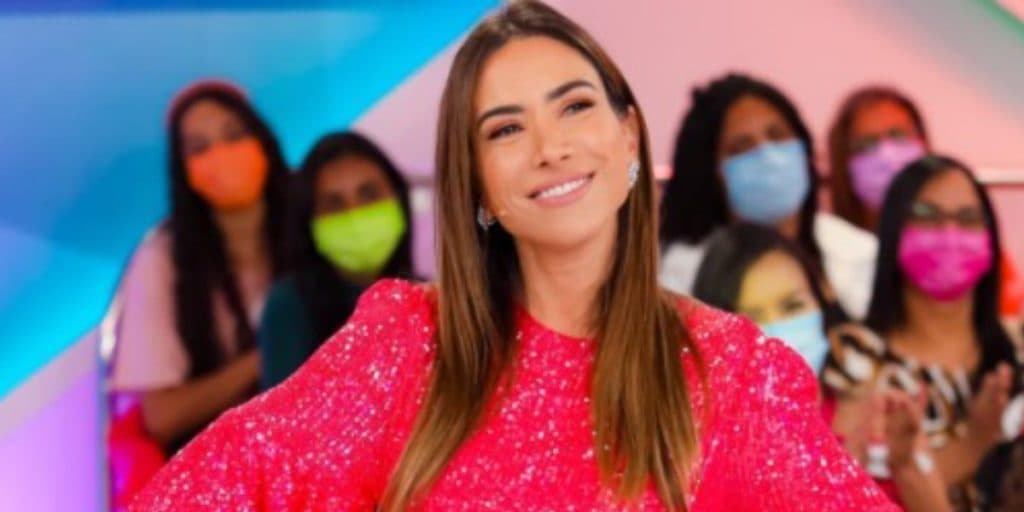 Patrícia Abravanel se assusta com mulher no palco do SBT e público fica pasmo: "Gente, olha isso"