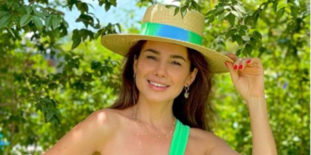 "Não sei o que escrever", Paula Fernandes mostra onde está, após injeções na garganta e guerra com Leonardo