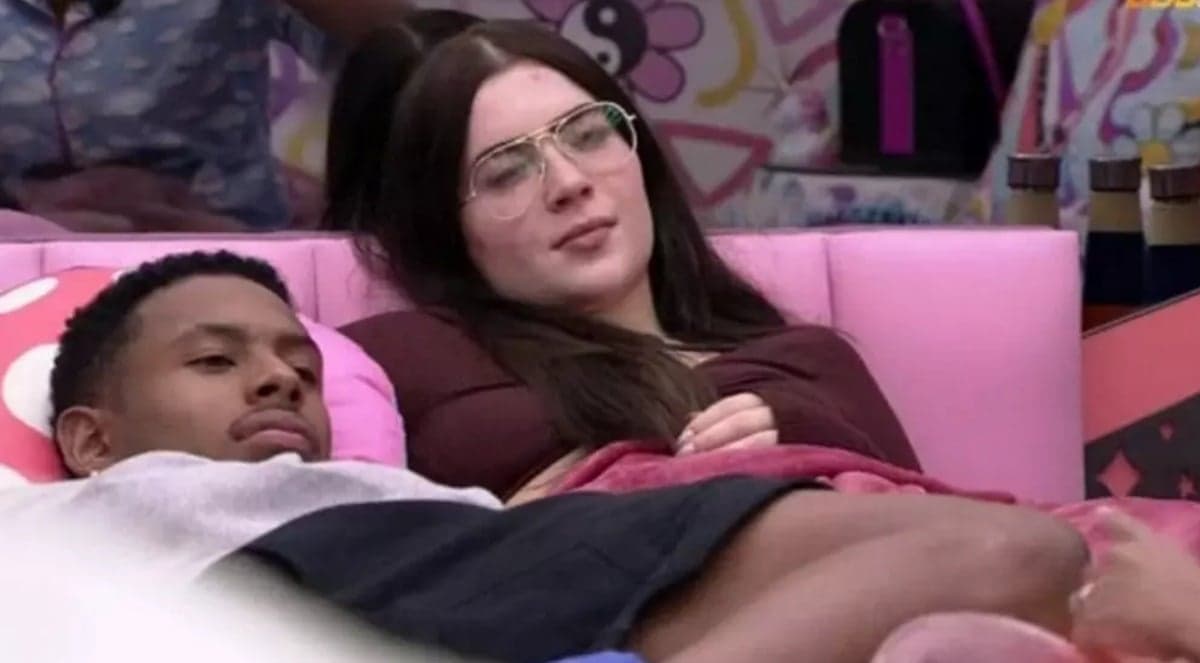 Jade Picon gosta de ficar grudadinha em Paulo André (Reprodução/ TV Globo)