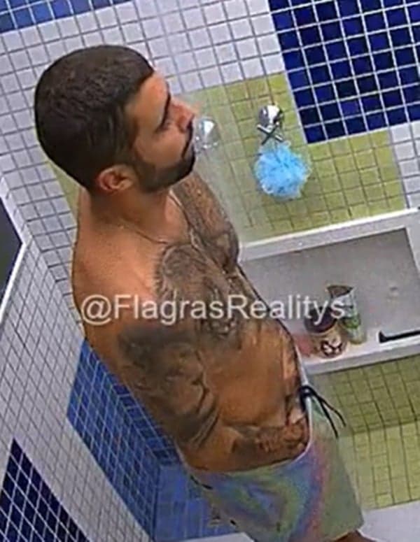 Pedro Scooby estava lavando o 'dito cujo' quando a câmera flagrou (Reprodução/ TV Globo) Pedro Scooby estava lavando o 'dito cujo' quando a câmera flagrou (Reprodução/ TV Globo)