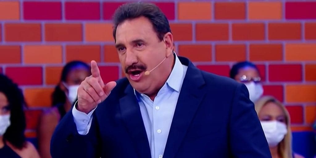 Ratinho quebra pau com a equipe após erro em seu programa e parte para cima de funcionário