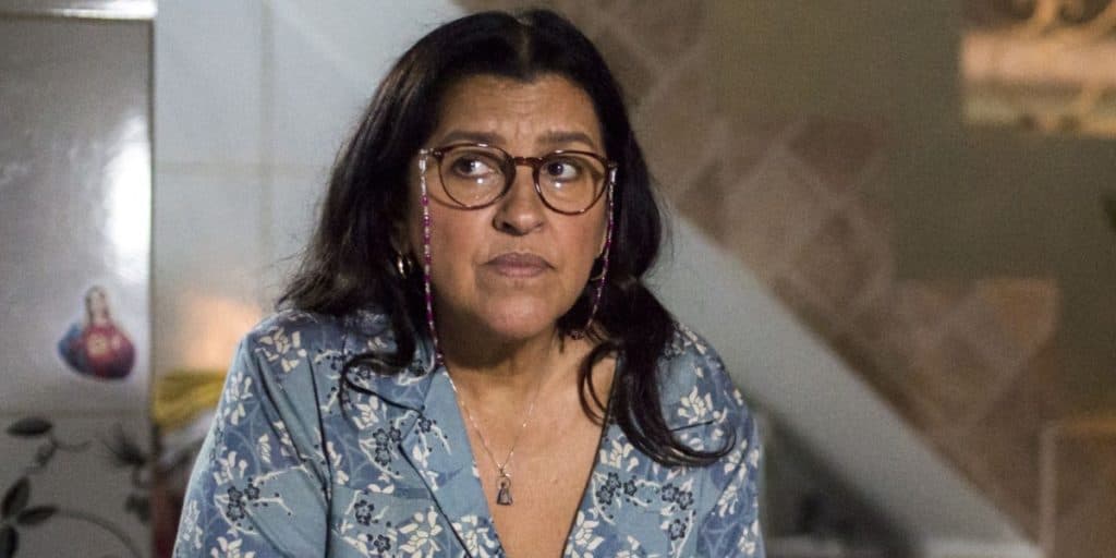 Regina Casé divulga foto de cama, faz relato e confirma diagnóstico de COVID-19: “Dá pra acreditar”