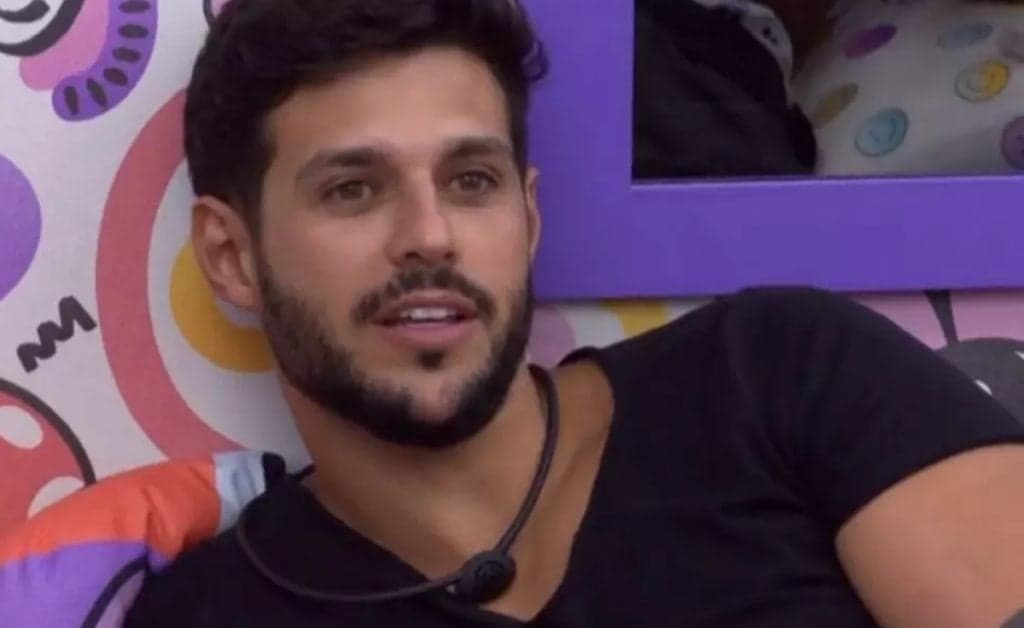 Rodrigo se confunde durante almoço, coloca Boninho em situação difícil e provoca climão na Globo