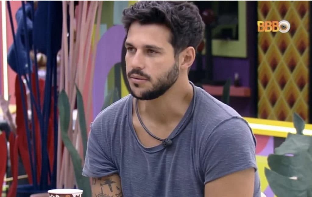 Após se sentir ameaçado, Rodrigo implora por nova chance no 'BBB22': "Me deem"